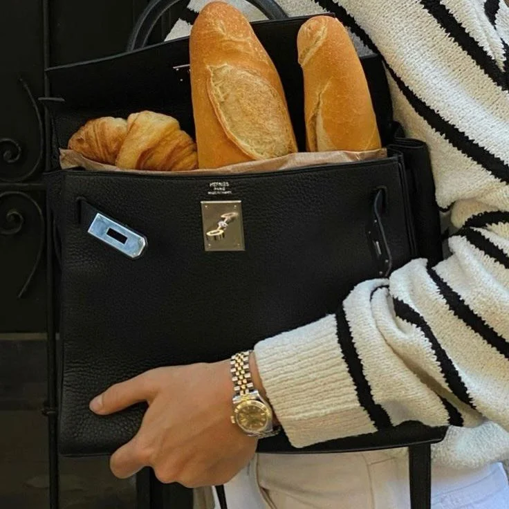 𝐓𝐡𝐞 𝐁𝐚𝐠, 𝐚𝐧𝐝 𝐰𝐡𝐚𝐭&rsquo;𝐬 𝐈𝐍 𝐭𝐡𝐞 𝐁𝐚𝐠
The handbags we are pining over and all the little things we&rsquo;d put in them. Tap the link in bio to read our latest 𝐖𝐞𝐞𝐤𝐥𝐲 𝐋𝐢𝐬𝐭 👜👛💼👝