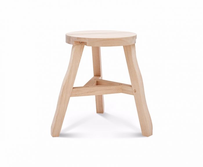 Delivered flat-packed in a pizza box and with a mallet the stools are assembled by the user. The triangular stretcher layout gives full rigidity despite the dry-fit mortice and tenons.