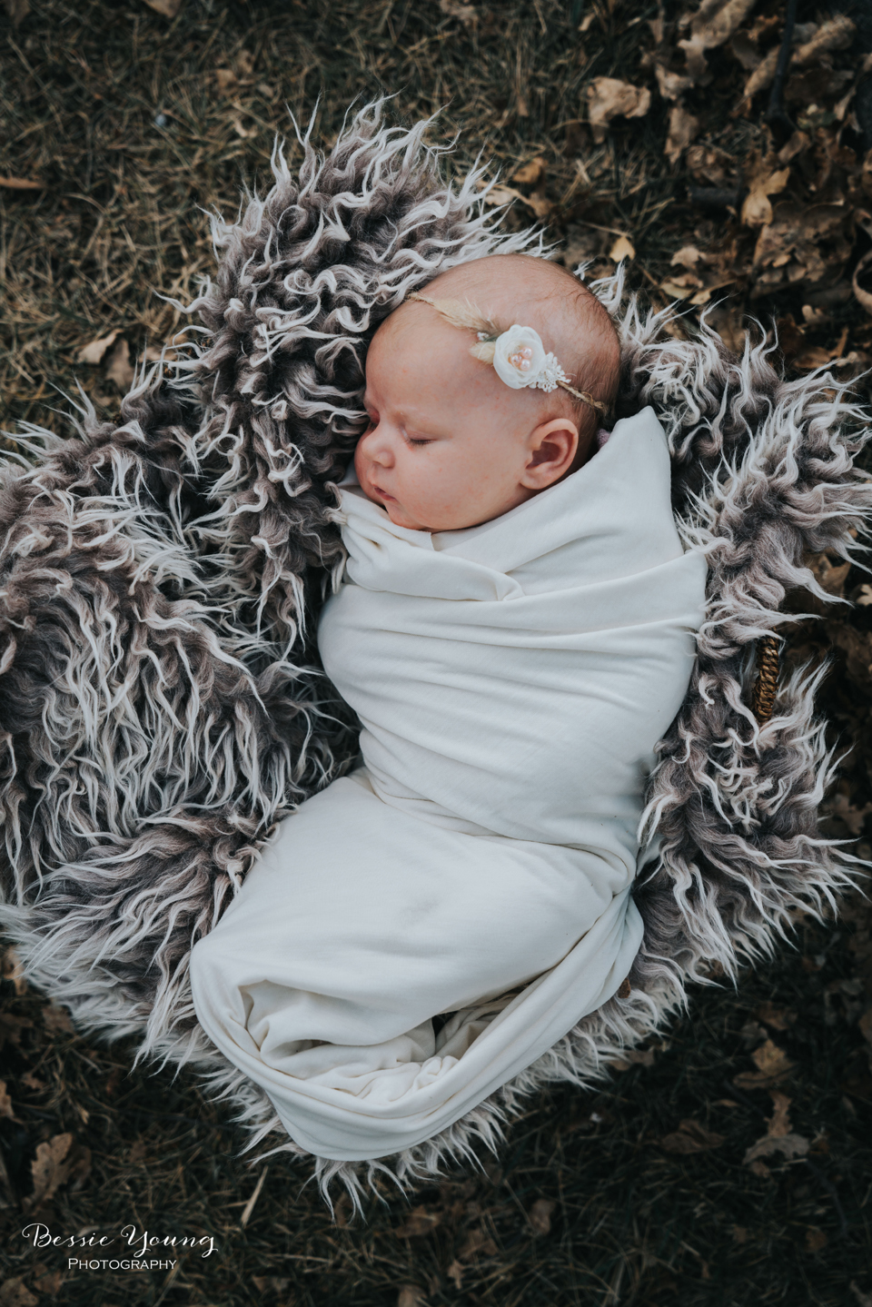 Outdoor Newborn Portraits Photographed by Bessie Young. This was a outdoor fall newborn portrait session at Indegeny Reserve. Sonora California photographer Bessie Young. 