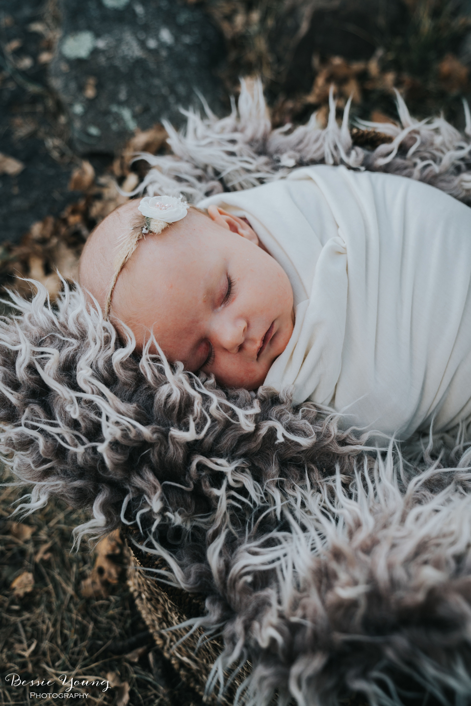 Outdoor Newborn Portraits Photographed by Bessie Young. This was a outdoor fall newborn portrait session at Indegeny Reserve. Sonora California photographer Bessie Young. 