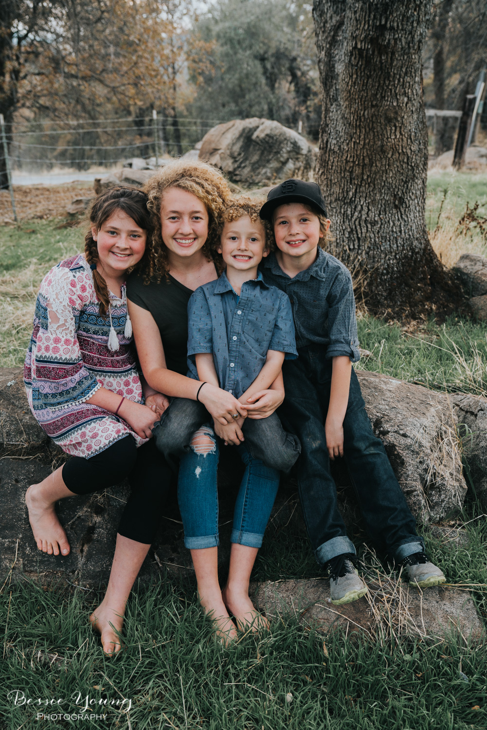 Sonora Family Portraits - Sonora Photographer Bessie Young - 4 sibling posing guide