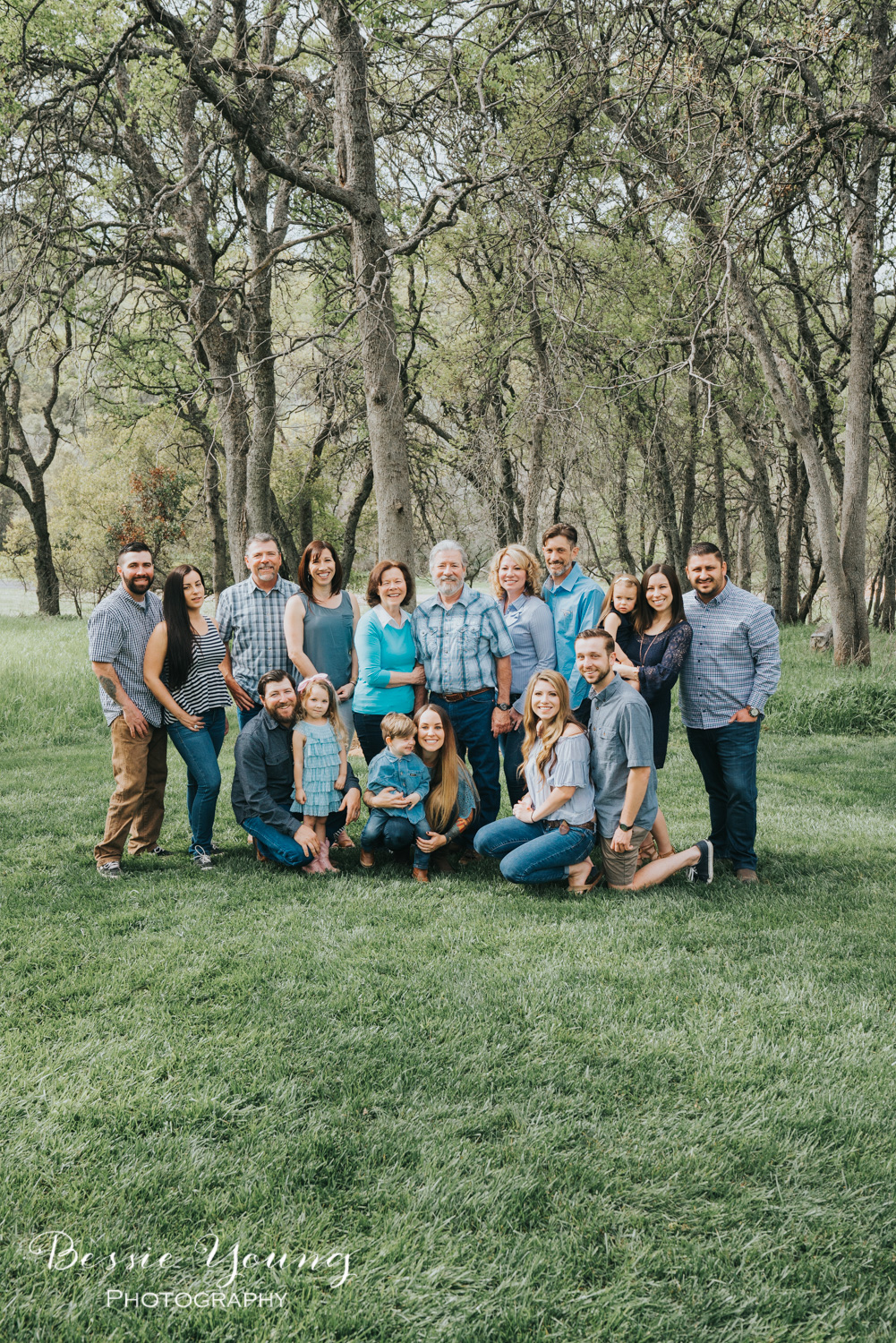 Three Generation Family Session | Large family photos, Family photo colors,  Family portrait poses