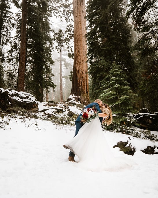 I told him to attack her! Her ran, slipping in the snow, smooched her, and then did an awesome dip! Yep, im obsessed 😍
Gimme All the snowy Kings Canyon sessions !!!! Or any Kings Canyon season because OMGEEEEEEEEE!!!!!!
.
.
#sequoiaelopements #sequo
