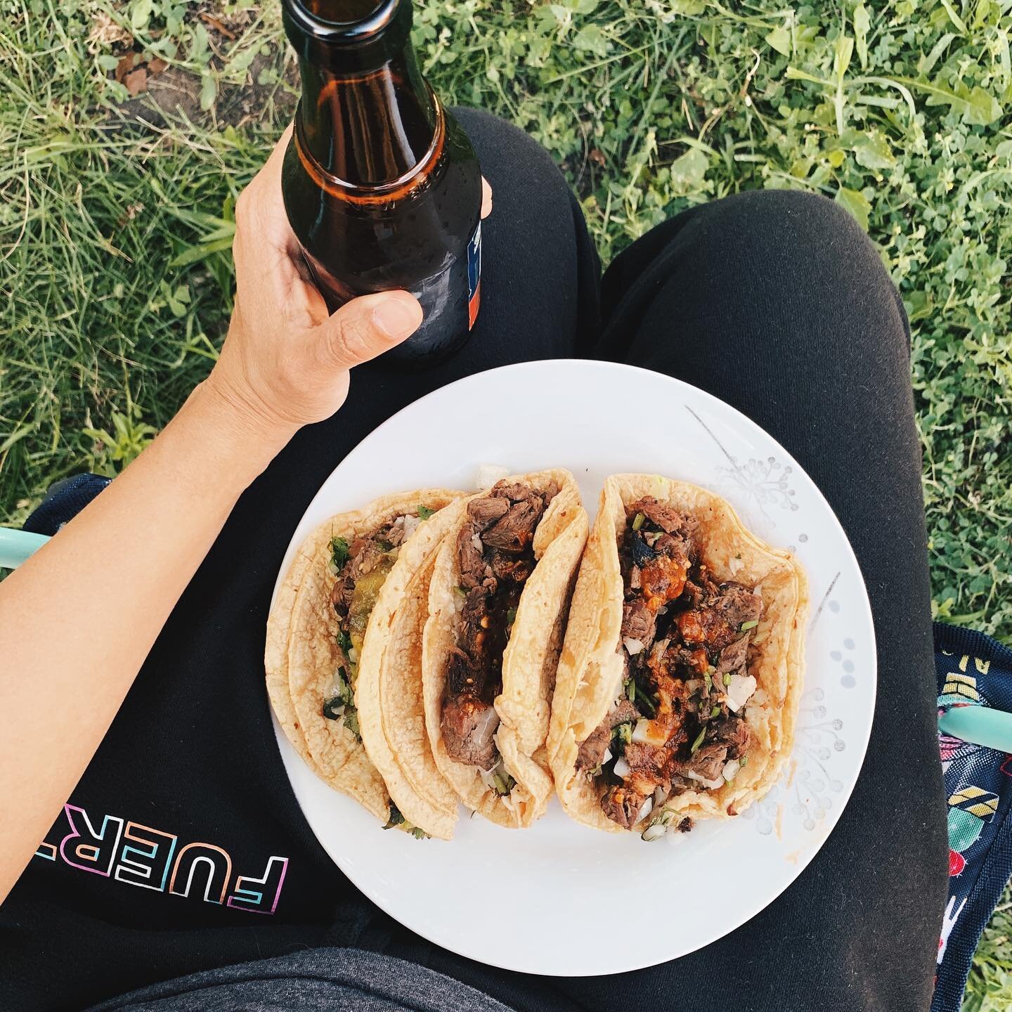 Perfect weather. Tacos de asada. Cerveza. 💯 
I&rsquo;m ready for all the summer evenings where I can hang out with friends and eat good food.
Who&rsquo;s ready for summer hangs!? ✋🏼