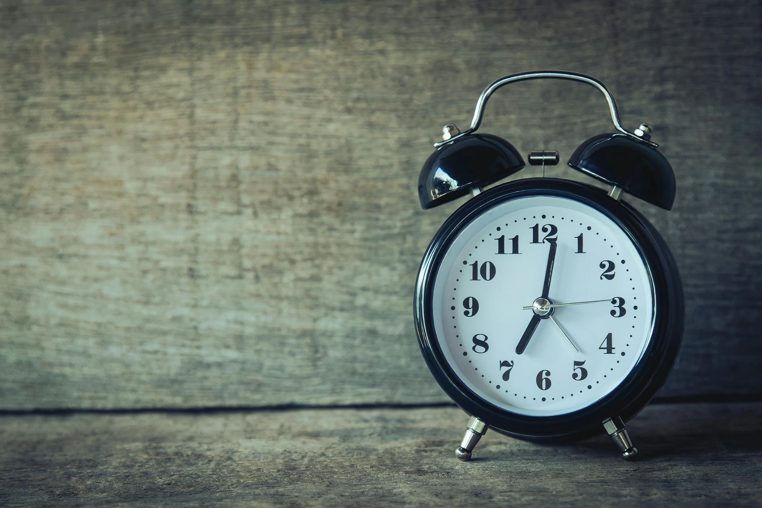 Vintage alarm clock representing a consistent sleep schedule