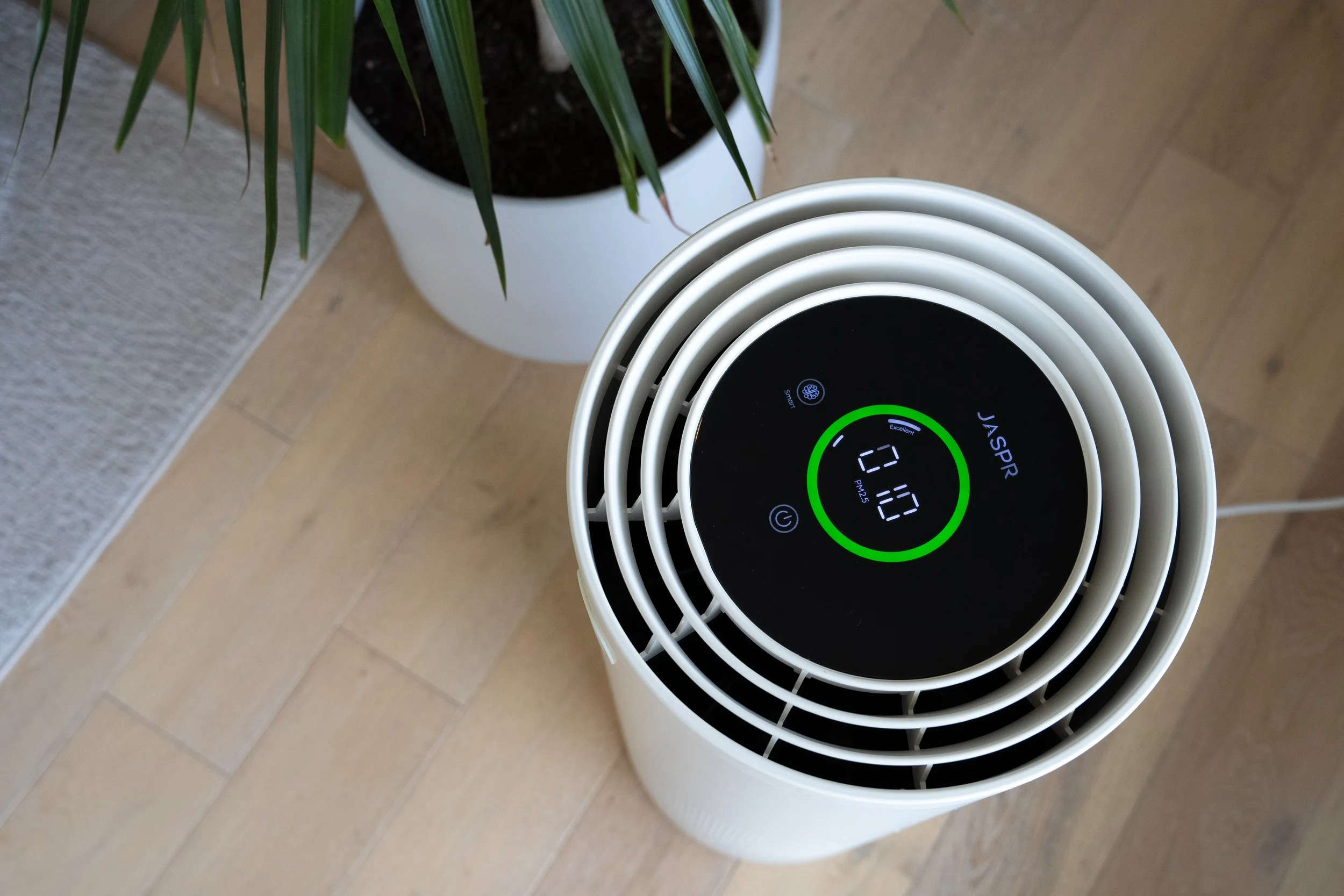 JASPR air purifier displaying real-time indoor air quality levels during mold filtration testing in a home setting.