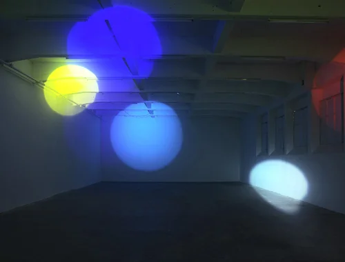 Ann Veronica Janssens, Etablissement d'en face (Bruxelles), 1997, programmed light projection