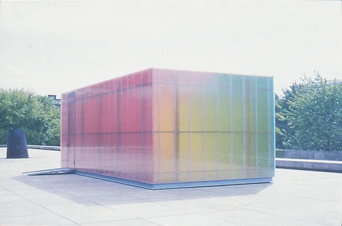 Ann Veronica Janssens, Blue, red and yellow, 2001