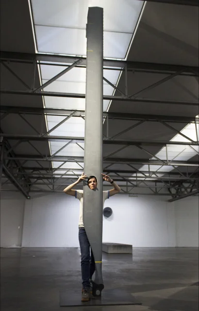 Fiona Banner, Spine, 2017 , ISBN 978-1-907631-58-0, Paint, Gazelle helicopter blade, 483 x 31 cm. Installation view, De Pont Museum, Tilburg, the Netherlands, 2017.