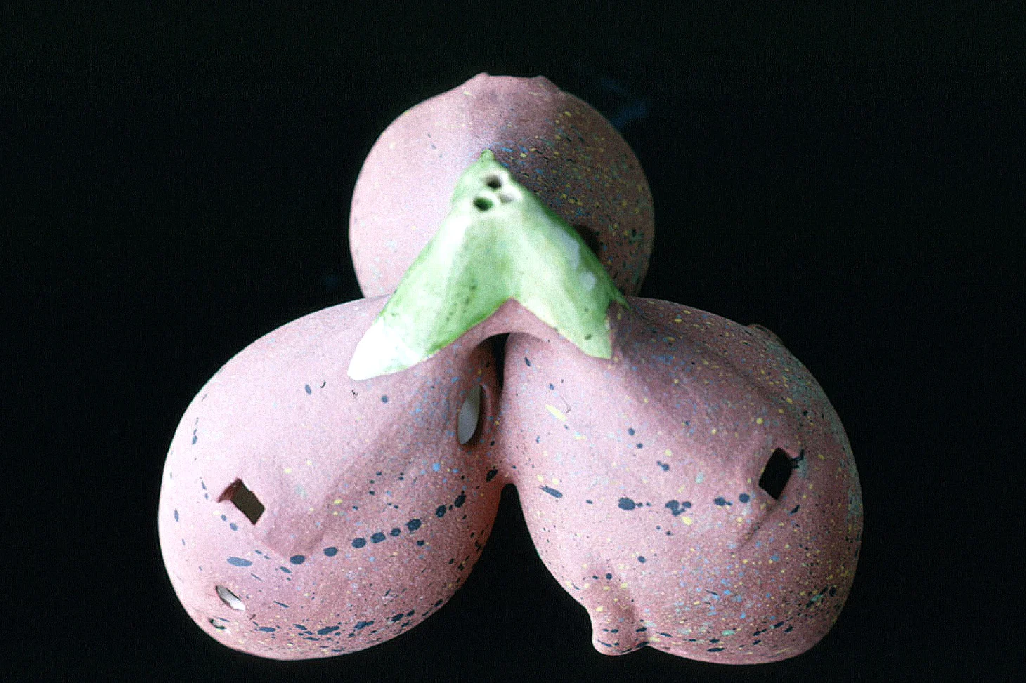 Large Triple Ocarina: 2 chambers play the pentatonic scale; using two relatively easy cross fingerings, a diatonic scale is also played; some chromatic tones are available. The 3rd chamber is a drone.