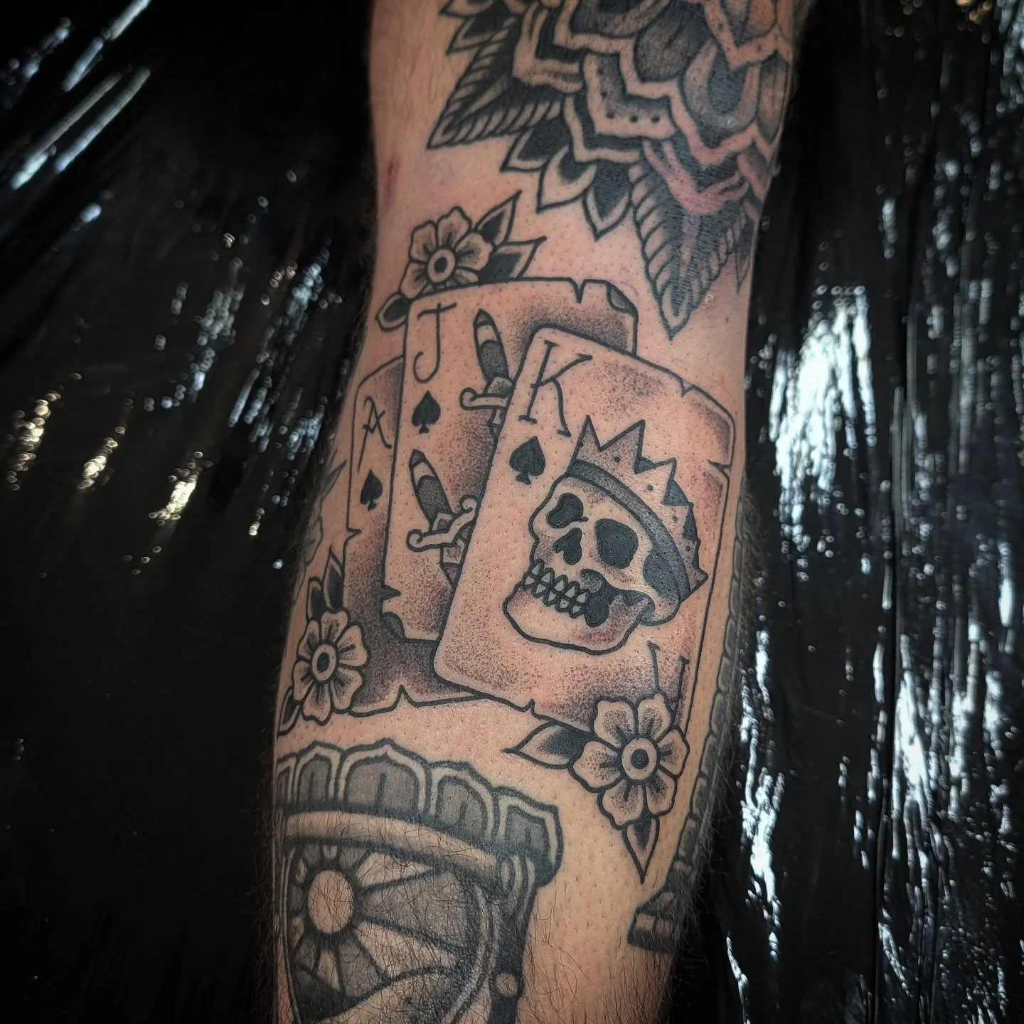 Filled this gap below Aaron's knee the other day, not much space left on this leg! Thanks again mate, lovely to see you 👊 handful of dates left in November for work big and small - DM or email for quotes and info ✌️❤️