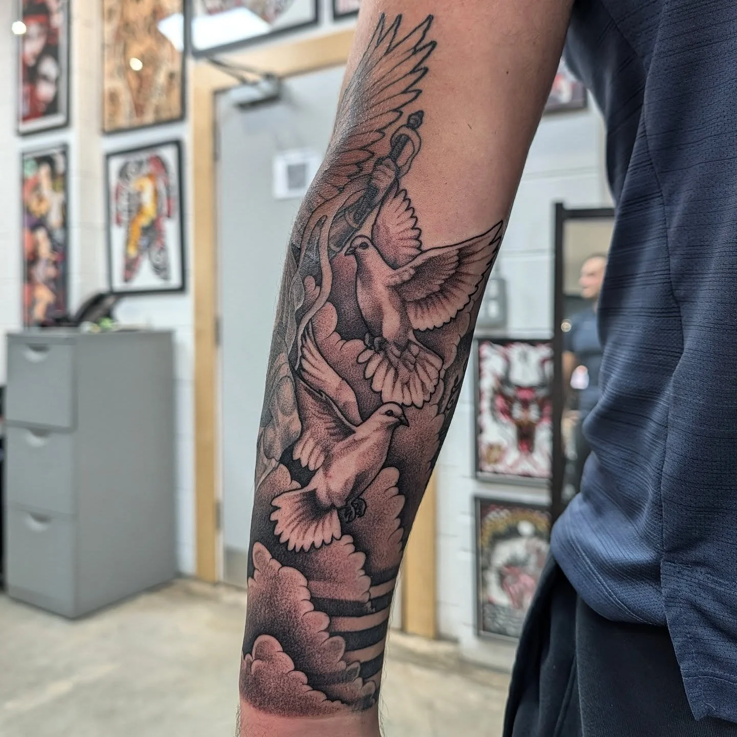 Lucas got the bottom half of his sleeve all sorted yesterday, now we all have to call him a lower half sleeve wanker til he finishes the rest @lucas.crossland SPACES IN NOVEMBER TELL ME IF YOU WANT ONE ✌️❤️