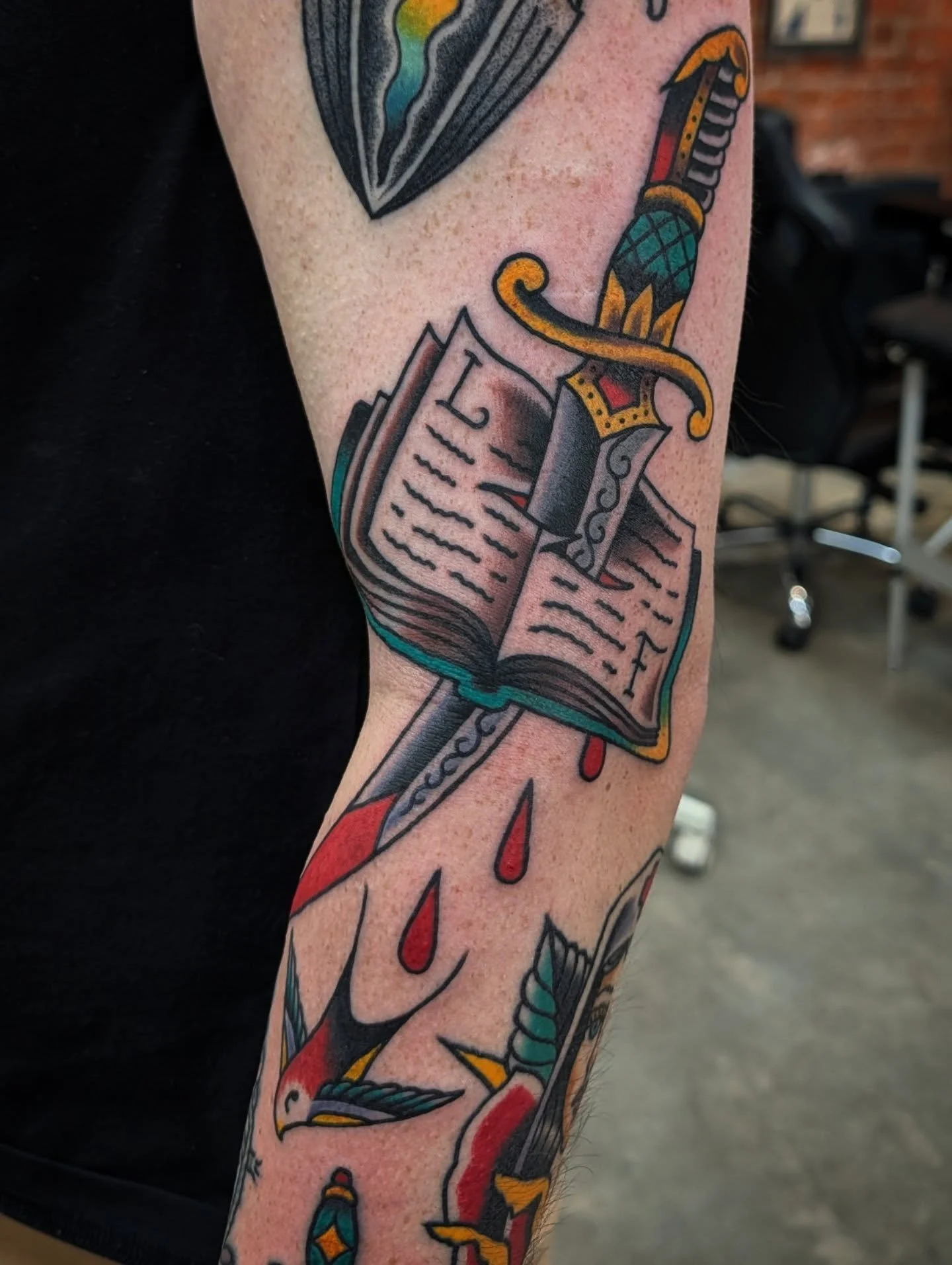 Added this book &amp; dagger to my pal @bnyblz sleeve yesterday, swallow/parrot drawn on too, plus healed stuff from last time. Very limited availability left throughout first 3 weeks of April ✌️❤️