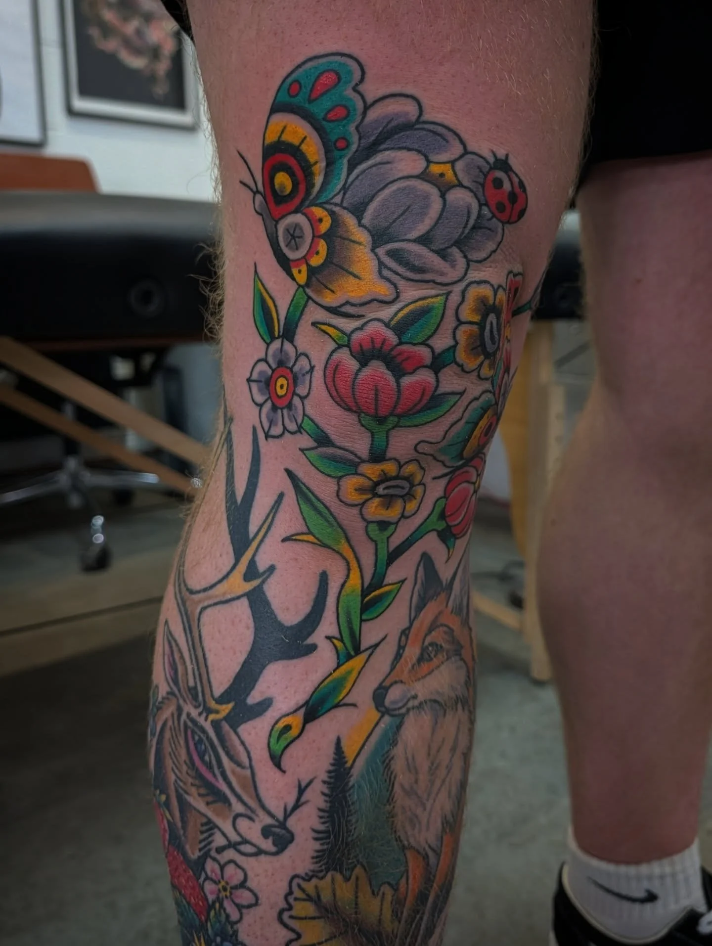 Yesterday Andy came in for his knee doing, he wanted flowers and butterflies so I took inspiration from my own knee tattoo by the wonderful @ashbury_levi and drew this on ✌️❤️