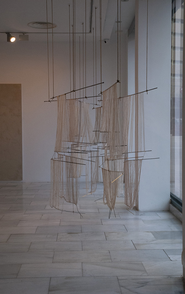 2018 iron, cotton, hemp rope and brass. 200 x 950 x 140 cm installation view at Sala de Arte Joven, Madrid ES