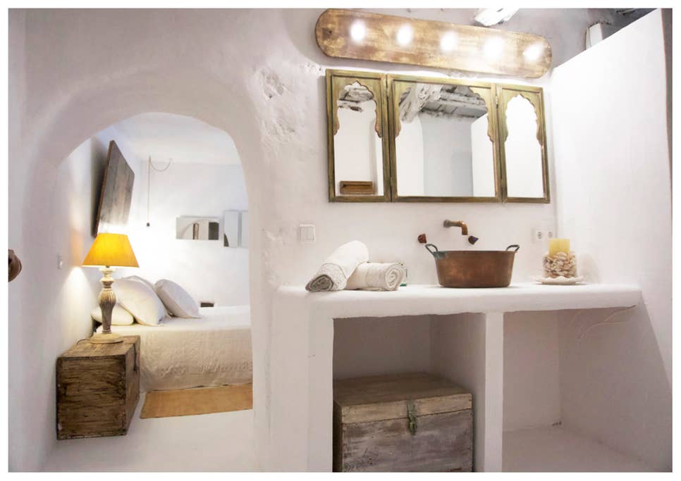 Twin bedroom featuring an en-suite bathroom