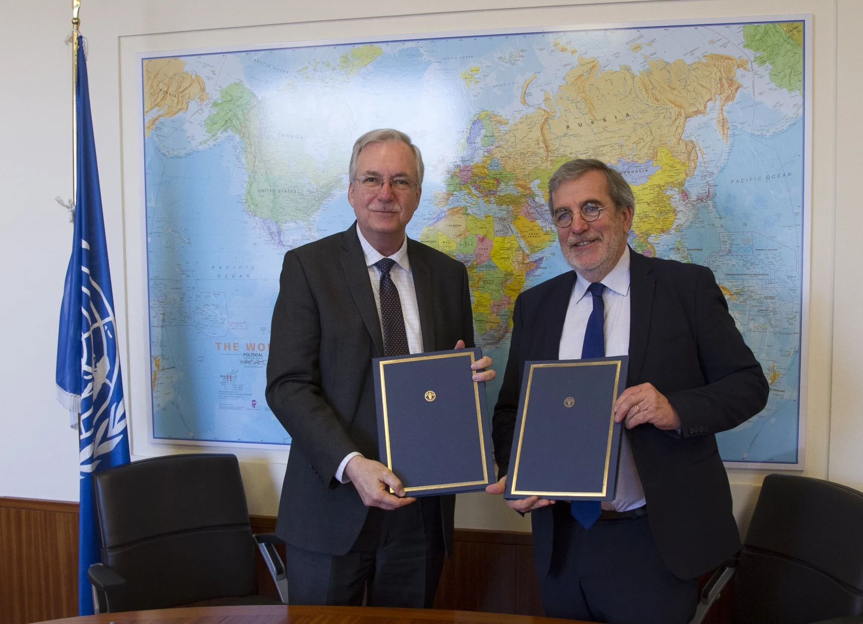 FAO:n apulaispääsihteeri Daniel Gustafson ja AgriCordin puheenjohtaja Jean-François Isambert sopimuksen allekirjoitustilaisuudessa. Kuva: AgriCord