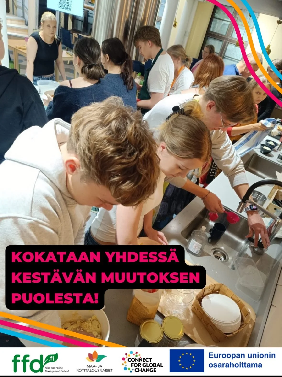 🍽️🌍 Muutoksen makupalat -reseptivihko pilotissa!
&nbsp;
Perjantaina 3.10. kokkailtiin Maa- ja kotitalousnaisten johdolla Ilmastosotureiden kanssa Maalaisten Talolla, kun testasimme uutta Muutoksen makupalat -reseptivihkoa! Sen tarkoitus on tuoda gl