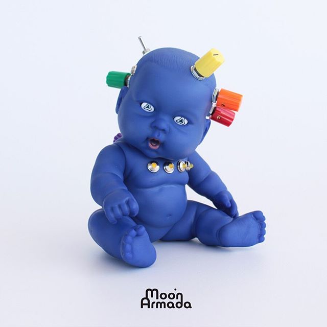 Frog eyes here is the last of the Blue Baby Bots 💙👶 Available through the link in bio.
.
.
.
.
.
#experimentalmusic #experimentalart #synth #synthesizer #modular #modularsynth #creative #art #music #recording #audioengineering #audiovisual #arttoy #actionfigure #electronica #fxpedals #moonarmada #babybot #lofi #cassette #circuitbending #electronics #creepydolls