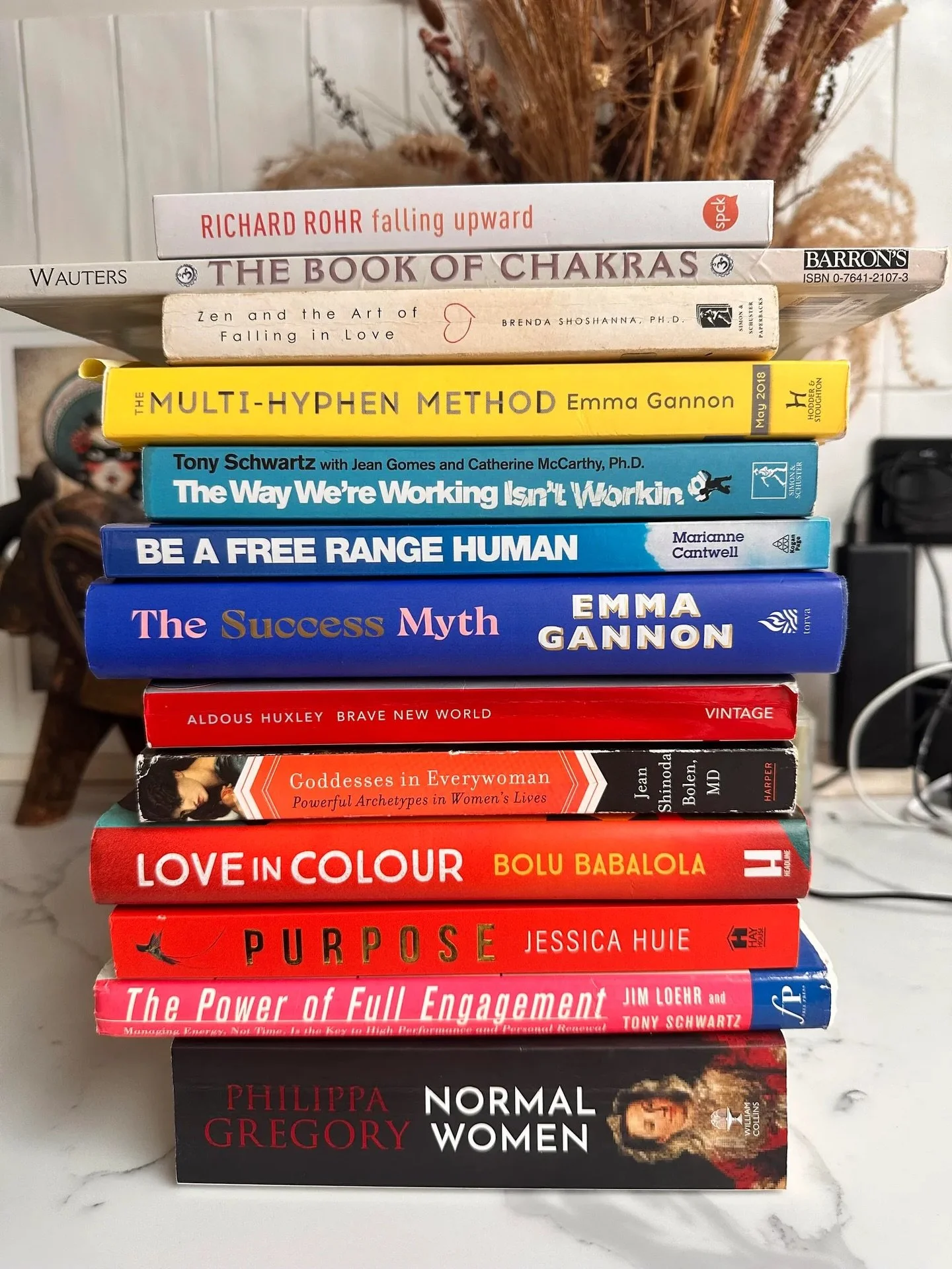 📚 STACK ENVY!

This week on The Bibliotherapists podcast: coach, author and burnout expert, Selina Barker, shares some of her VIBs (very important books) as well as lots of excellent advice on managing our energy as we head into spring.

A wonderful
