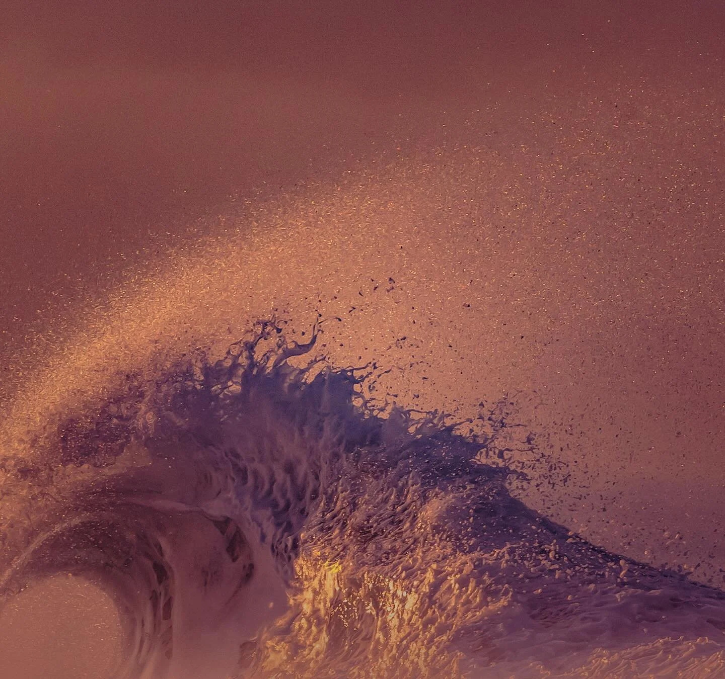 QUEEN OO1a
...
Shot off a jetty in the southbay, this lioness mane streams across the frame with groundswell energy. 

#newwave 
#waveporn 
#theperfectwave 
#1x 
#artclassified 
#bnw_switzerland 
#minimalism
#trappingtones 
#aov 
#gameoftones 
#thesu