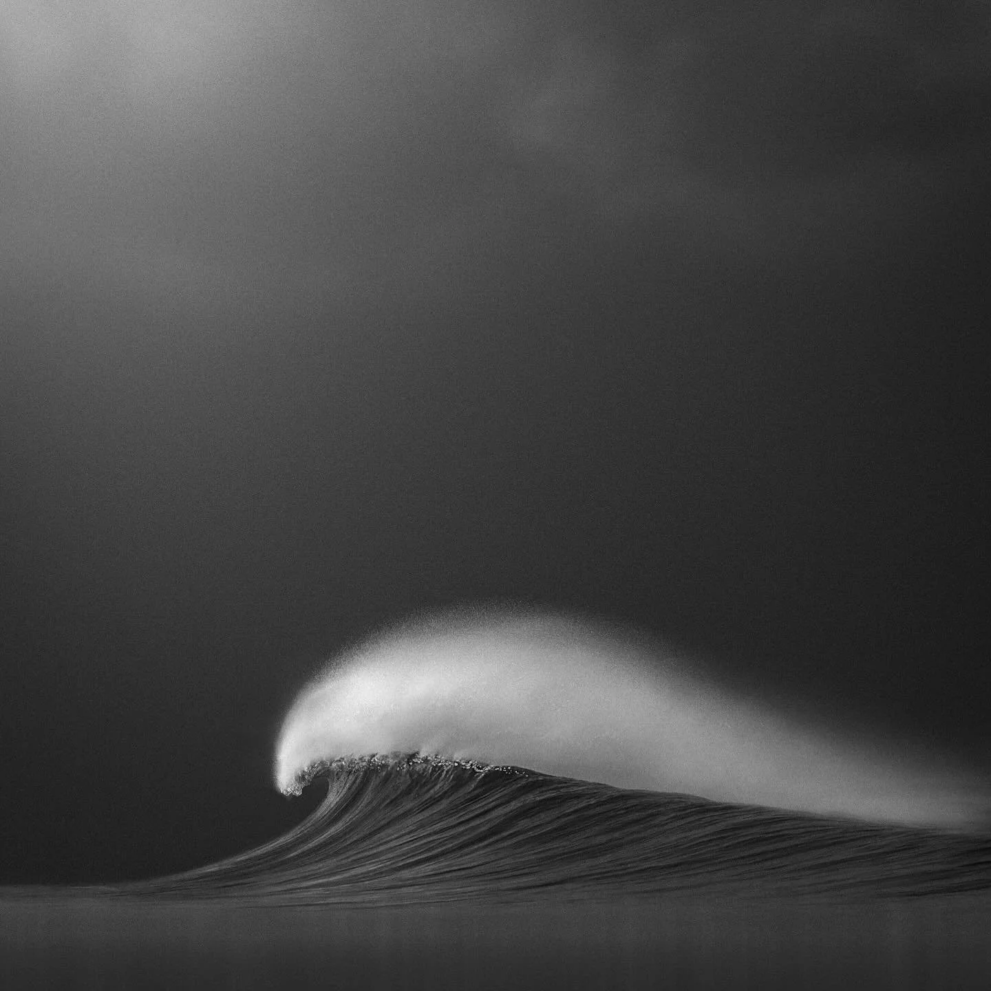 LATITUDE 001a
...
I think this is the most obscure looking behemoth I&rsquo;ve ever captured. Captured in the South bay. 

#waveporn
#theperfectwave 
#bnw_greatshots 
#bnw_zone 
#bnw_switzerland 
#bnw_minimalism 
#trappingtones 
#aov 
#gameoftones 
#