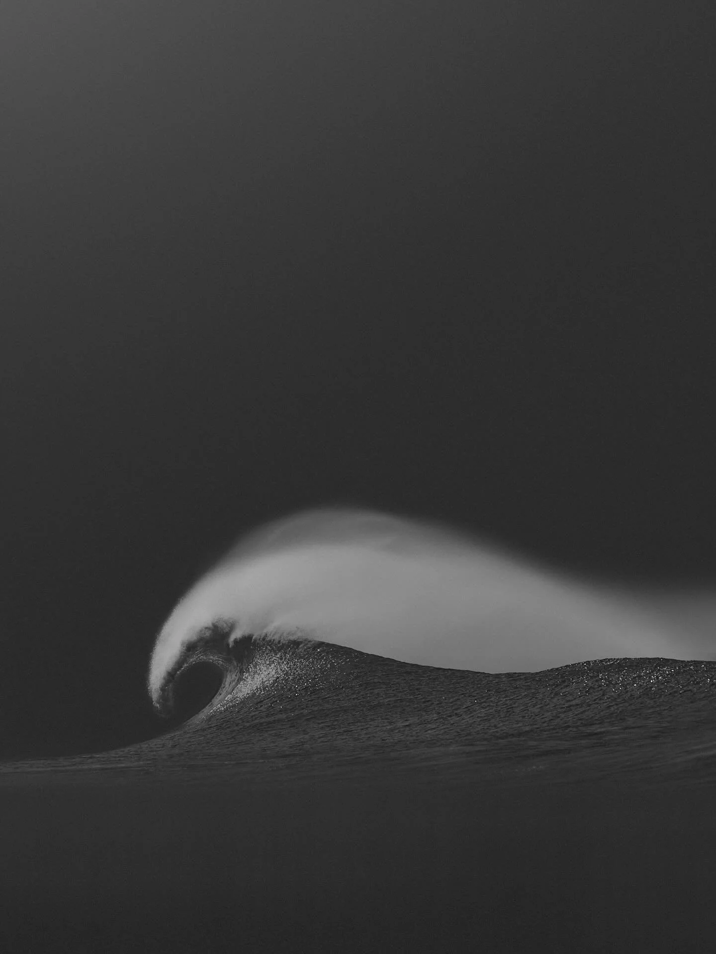 METROPOLIS 001a
...
The most symmetrically pleasing wave profile I&rsquo;ve shot to date. 

#waveporn
#theperfectwave 
#bnw_greatshots 
#bnw_zone 
#bnw_switzerland 
#bnw_minimalism 
#trappingtones 
#aov 
#gameoftones 
#thesurfersjournal 
#aquatech_im