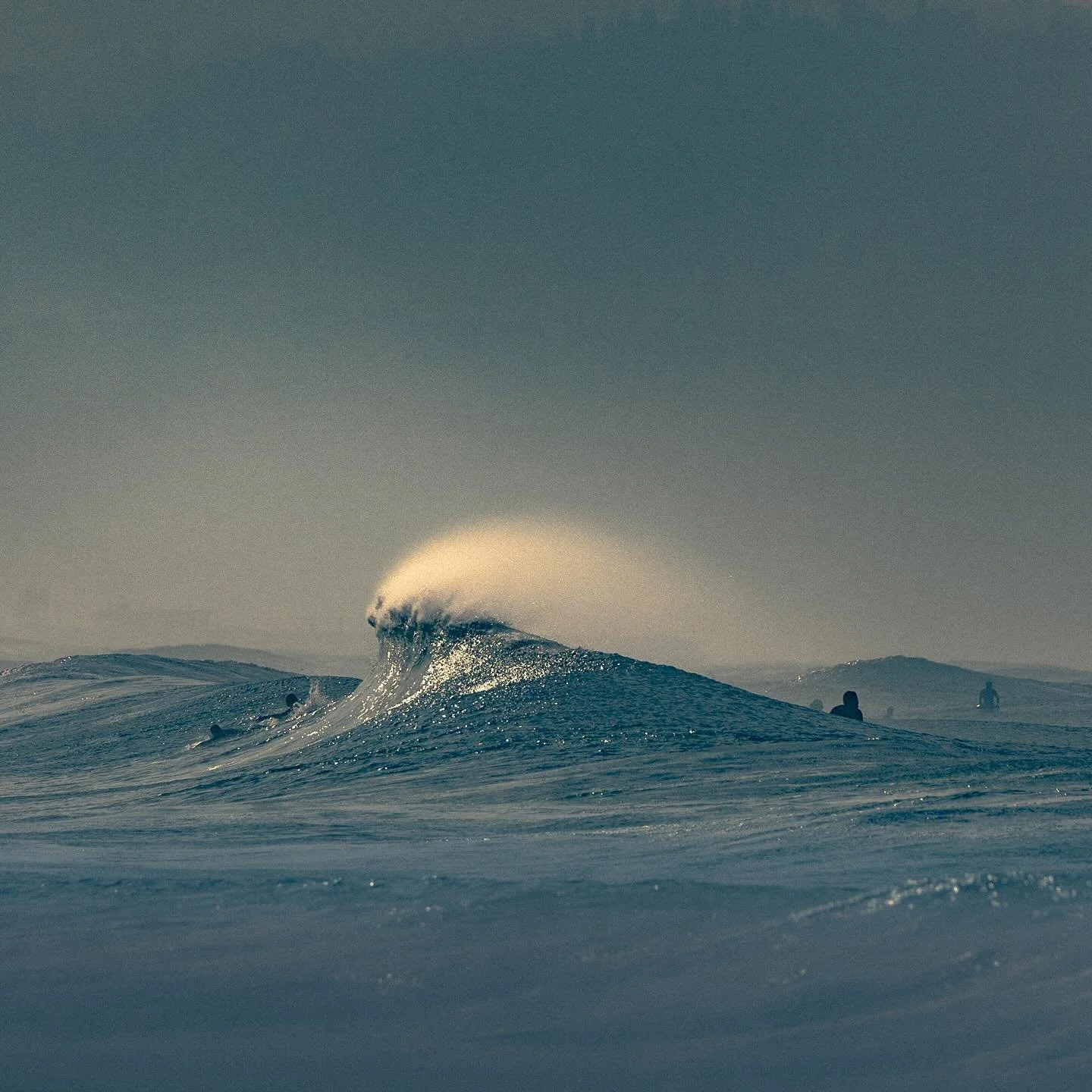 PEOPLE MOVER 001a
...
Hefty hills for ambitious riders are an example of mankind&rsquo;s need to be happy. War is for the greedy. 🤍🤍🤍

#newwave 
#waveporn 
#theperfectwave 
#1x 
#artclassified 
#bnw_switzerland 
#minimalism
#trappingtones 
#aov 
#