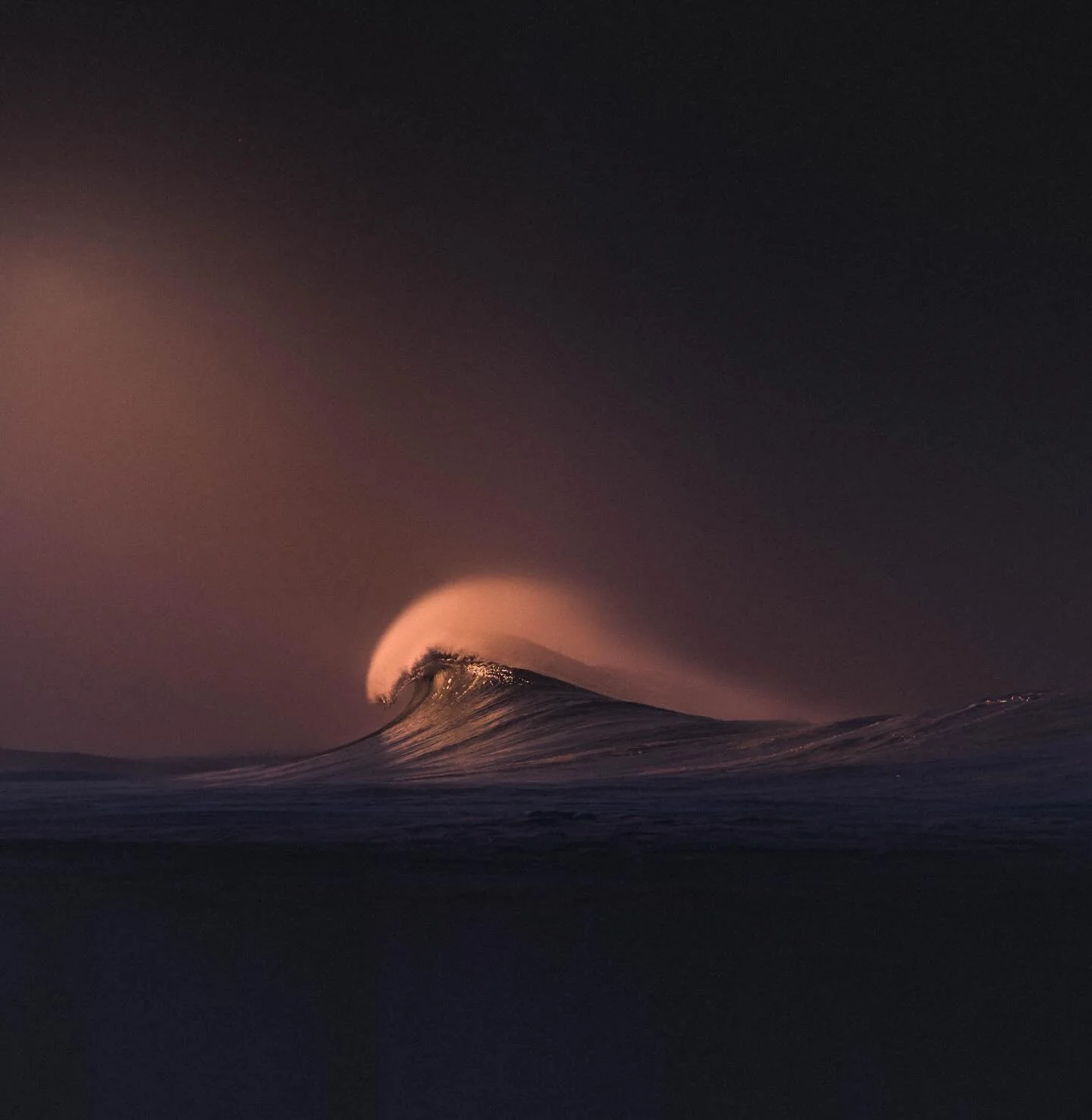 GRAND GLOW 001
...
The PV hills darken the backdrop for a single light ray.

#newwave 
#waveporn 
#theperfectwave 
#1x 
#artclassified 
#bnw_switzerland 
#minimalism
#trappingtones 
#aov 
#gameoftones 
#thesurfersjournal 
#aquatech_imagingsolutions 
