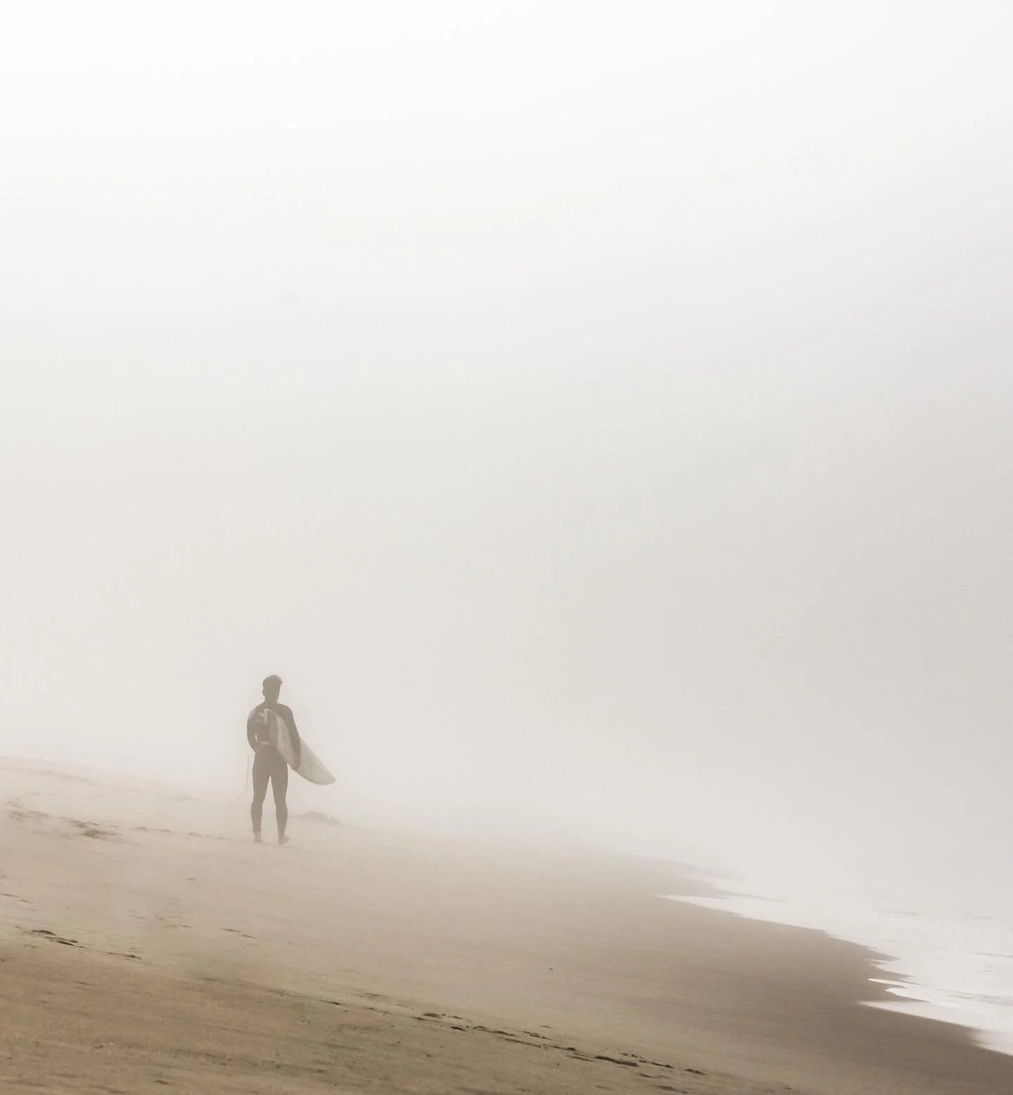 TORN SHORE 001
...
Soft bright edges define our subject&rsquo;s composition. 

#waveporn
#theperfectwave 
#bnw_greatshots 
#bnw_zone 
#bnw_switzerland 
bnw_minimalism 
trappingtones 
aov 
gameoftones 
thesurfersjournal 
aquatech_imagingsolutions 
can