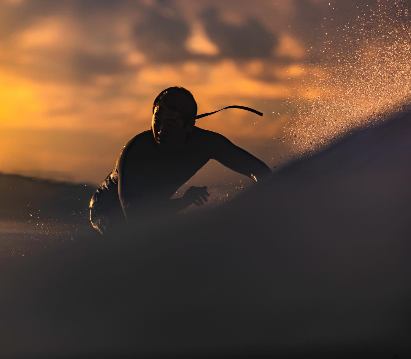 SUNSET SEQUENCE 001
...
A delicate bump softened by vapor spray reveals our hero. 

#waveporn
#theperfectwave 
#1x
#thesurfersjournal
#fypシ❤️💞❤️