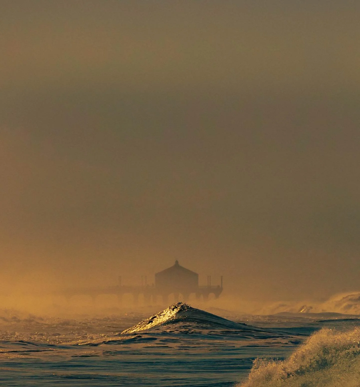 LINKED 001
&mdash;&mdash;&mdash;
A wave mimics the Manhattan Beach pier in this profile view.