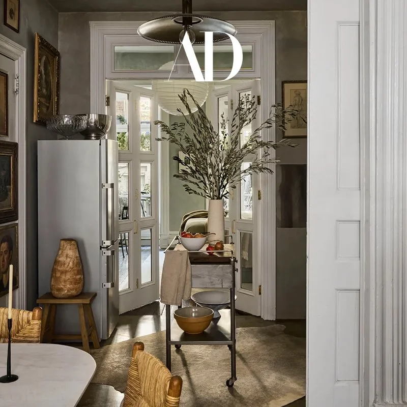 AD SPAIN: Amarás este vibrante piso lleno de muebles de segunda mano: “Tardé un año en decorarlo, ¡menos mal que solo mide 80 m2!”