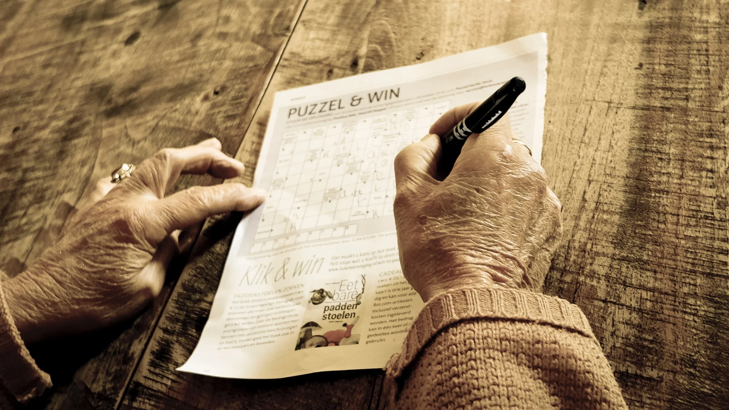 hands-matthias-zomer-pen-233221.jpg