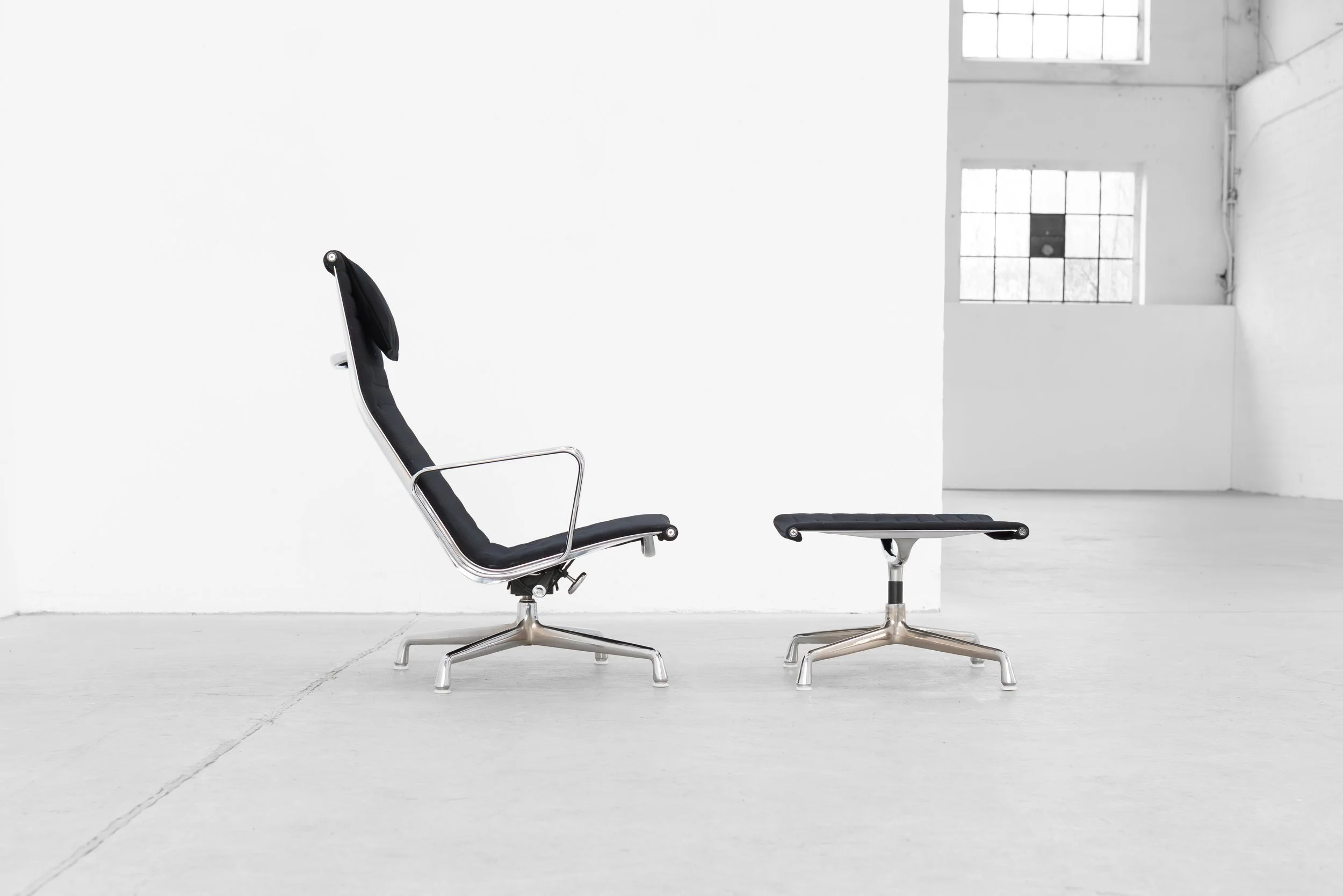 ea 124 lounge chair mir gelbchromatierung ottoman-2.jpg