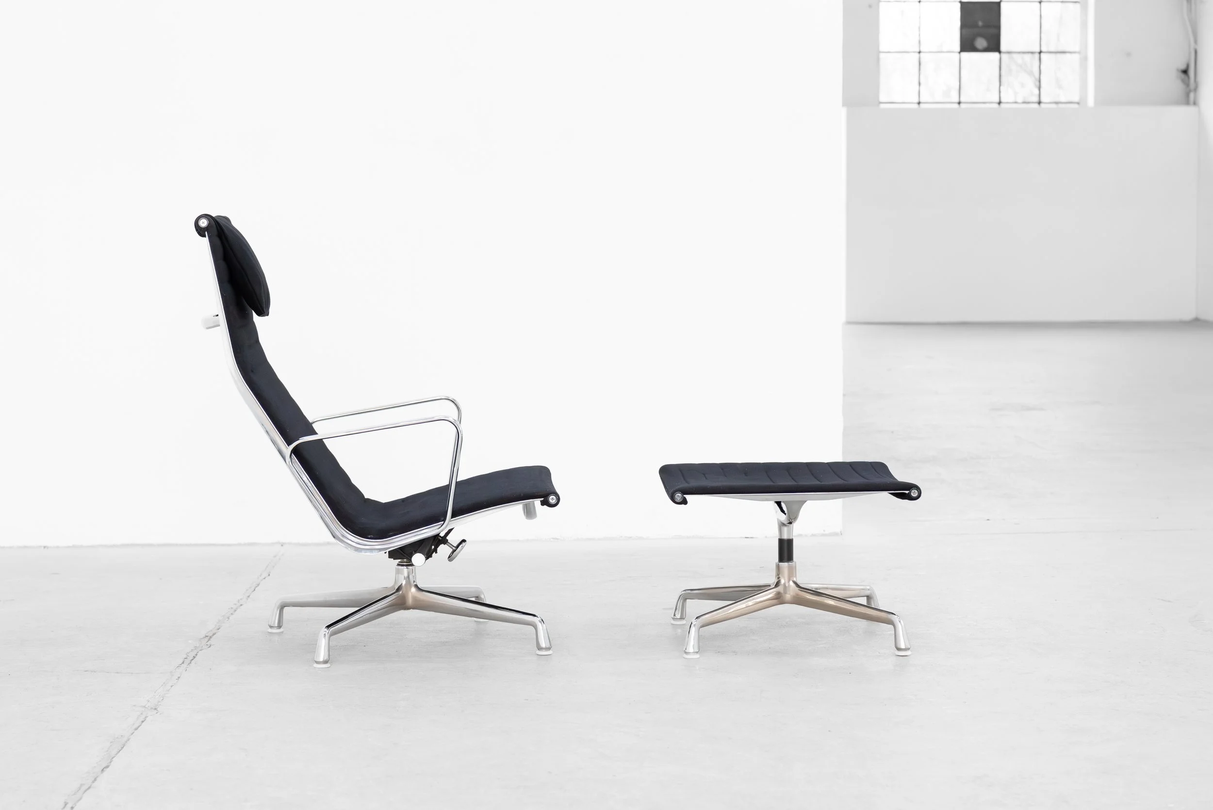 ea 124 lounge chair mir gelbchromatierung ottoman.jpg
