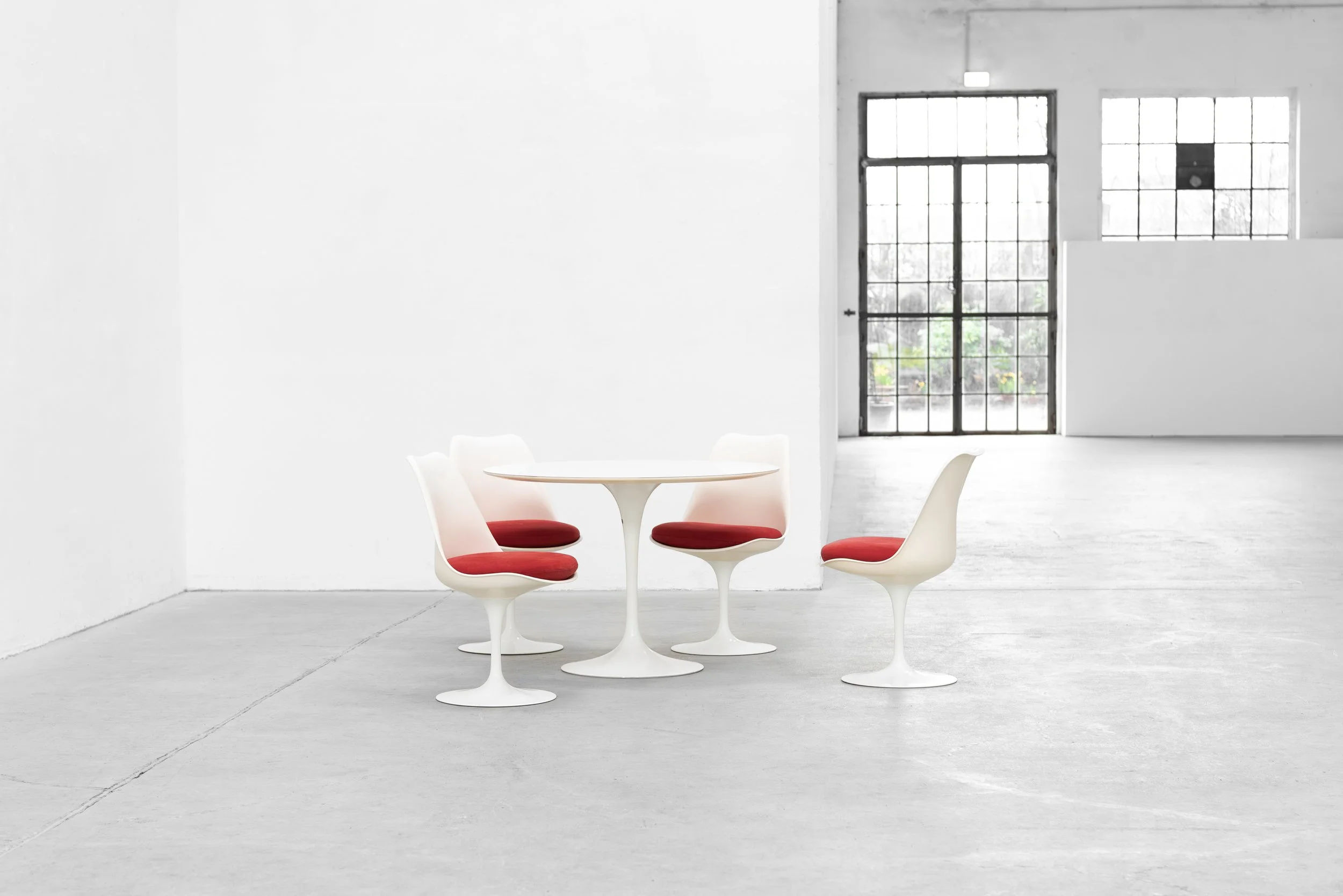 saarinen tisch + 4 stühle rot_final-3.jpg