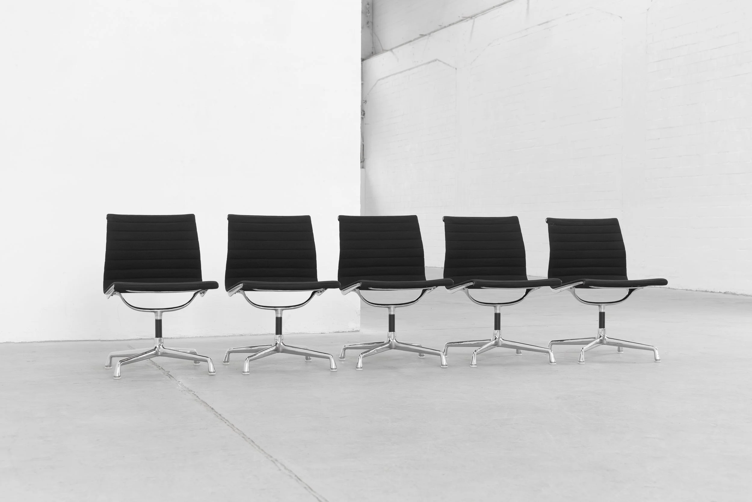 5x EA 101 Alu Chairs von Charles & Ray Eames für Vitra in Hopsak, schwarz