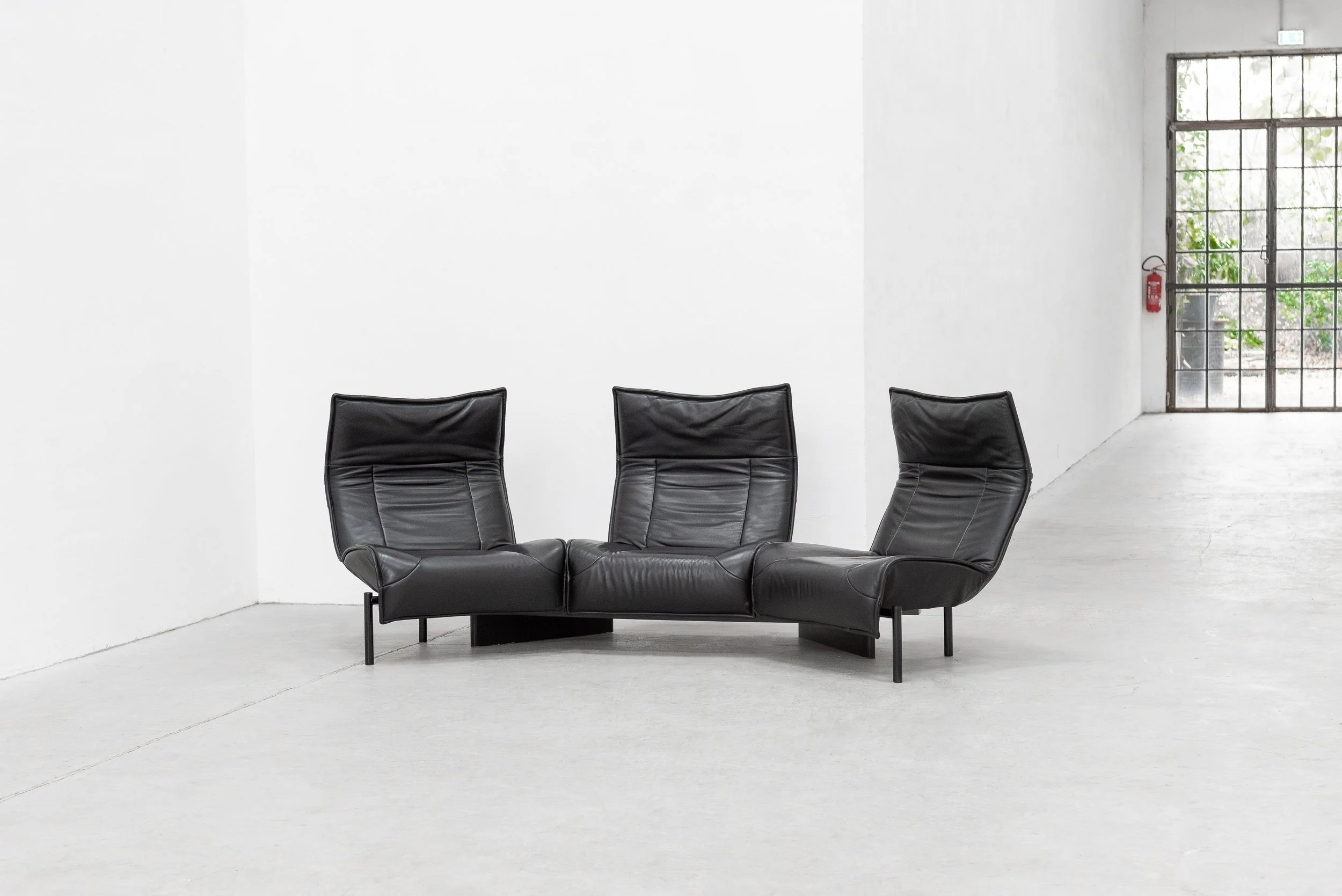 "Veranda" Dreisitzer Sofa von Vico Magistretti für Cassina in schwarzem Leder, Italien 1980er Jahre