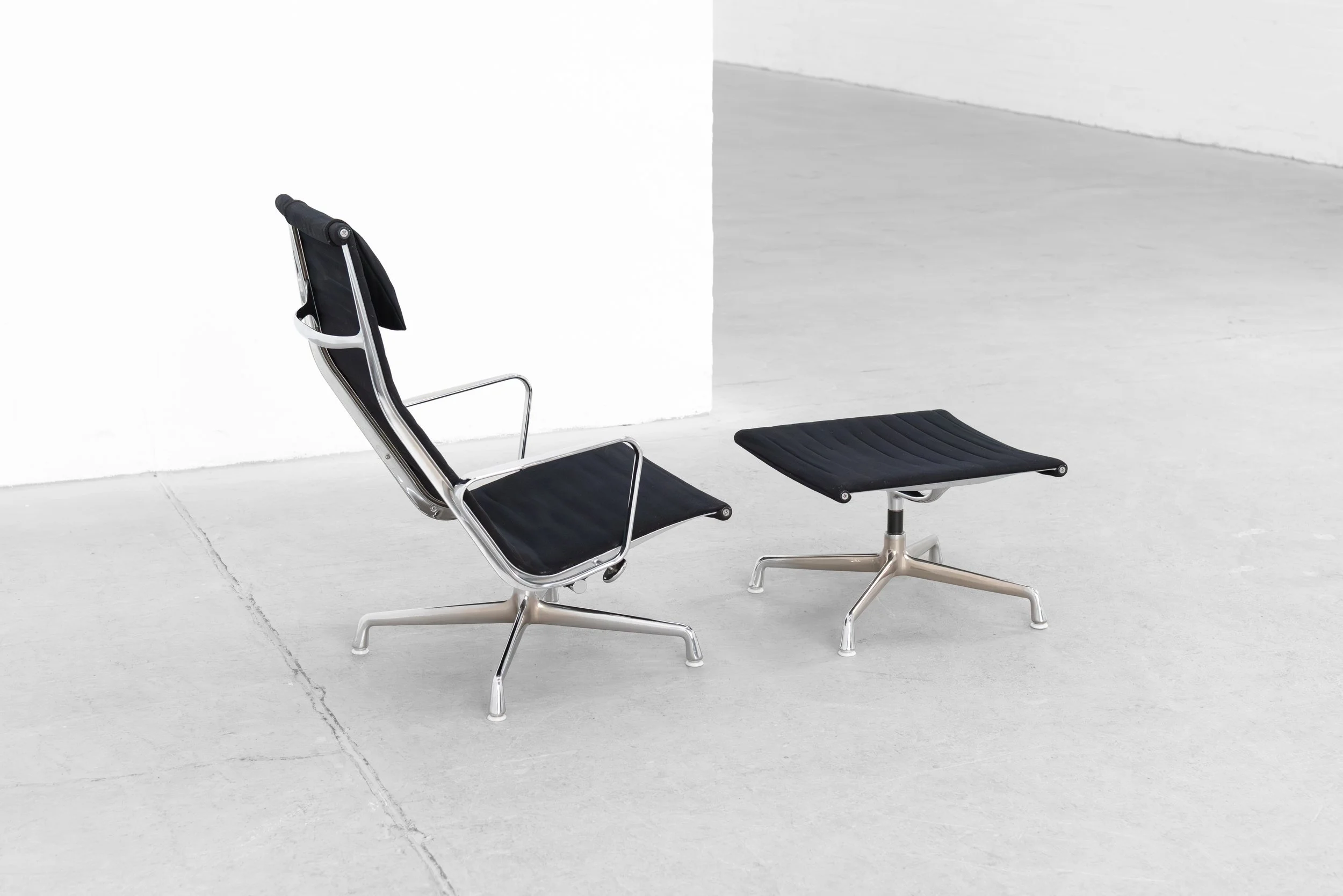 Schwarzer EA 124 Sessel + Ottoman in Hopsak von Charles & Ray Eames für Herman Miller