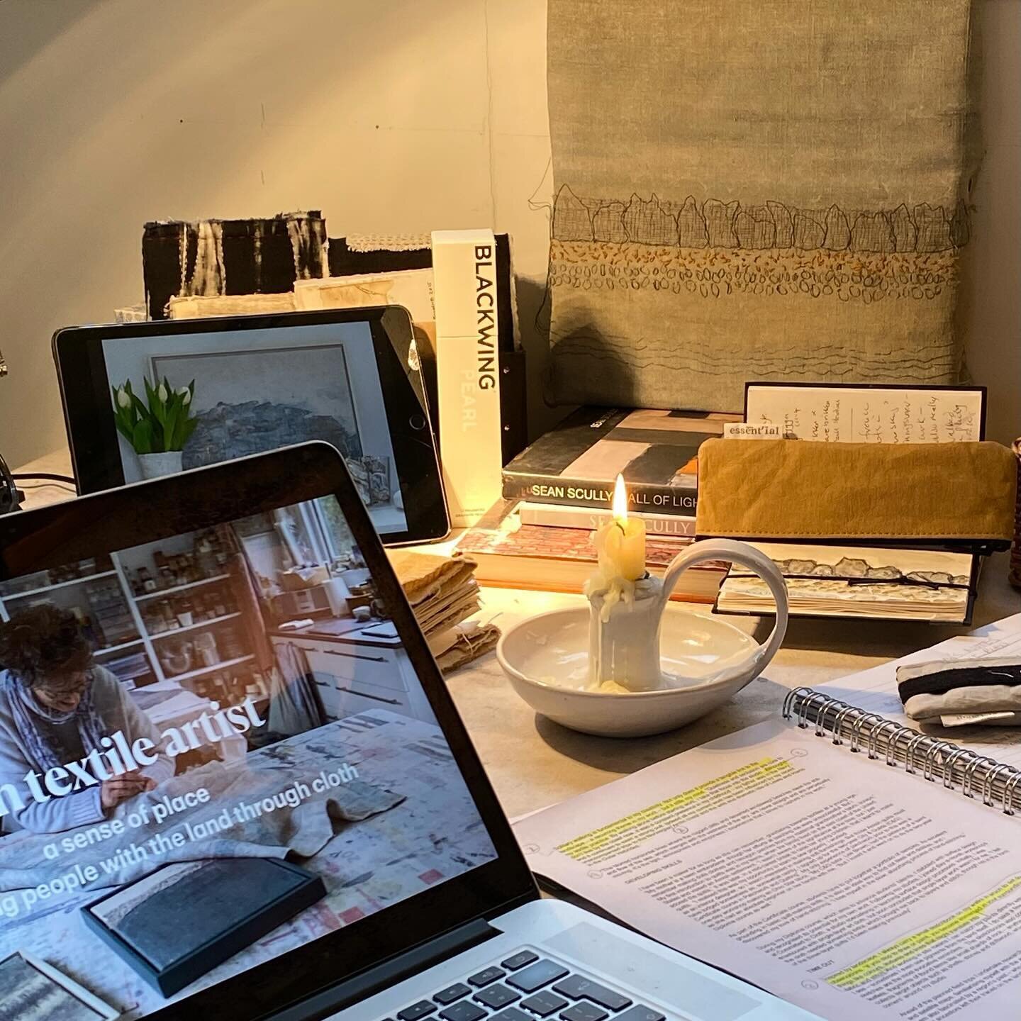 Glimpse of the cosy corner in my studio surrounded by my sketchbooks - I  love having single lit candle as a silent focal point as I sit working on the Keynote Speech for @saqaart virtual conference.  REMINDER 4 DAYS LEFT to SIGN UP Early Bird ticket