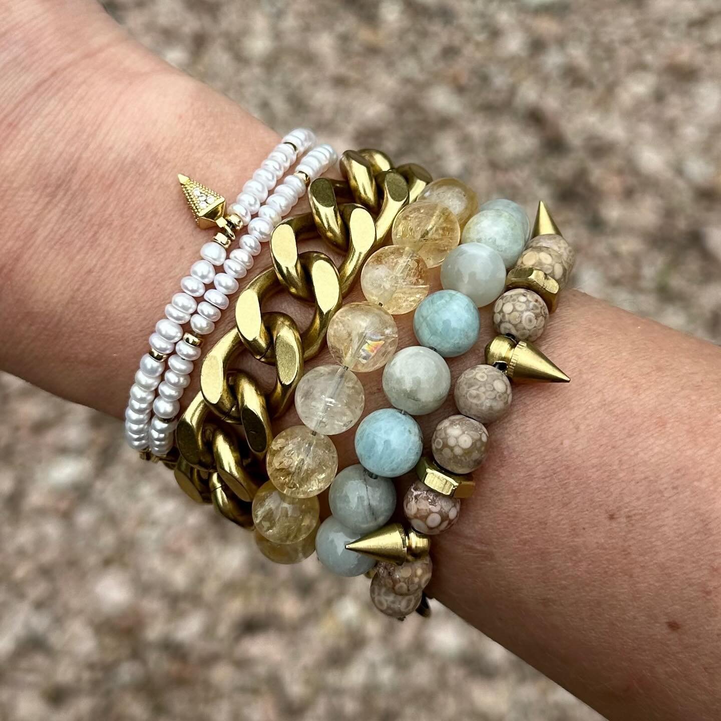 Let&rsquo;s bring in some coastal vibes, shall we? 🌊☀️

We&rsquo;re obsessed with this bracelet stack for your next beach getaway! 

From top to bottom:
Remix Mini Pearl &amp; Art Deco Drop
Chain: Thick Curb 3.0
Remix: Citrine
Remix: Aquamarine
On P