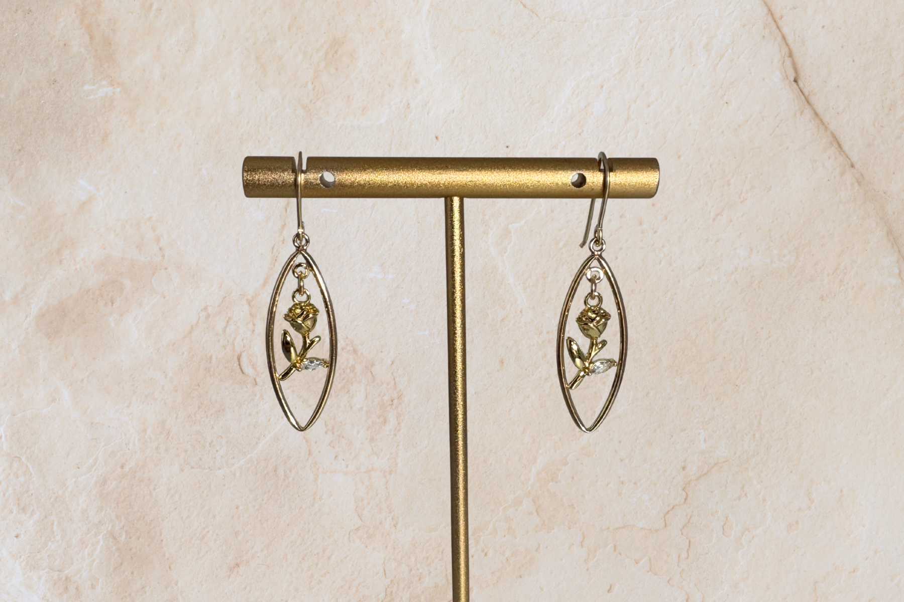 CLASSIC HOOK: MARQUISE HOOP & A SINGLE ROSE