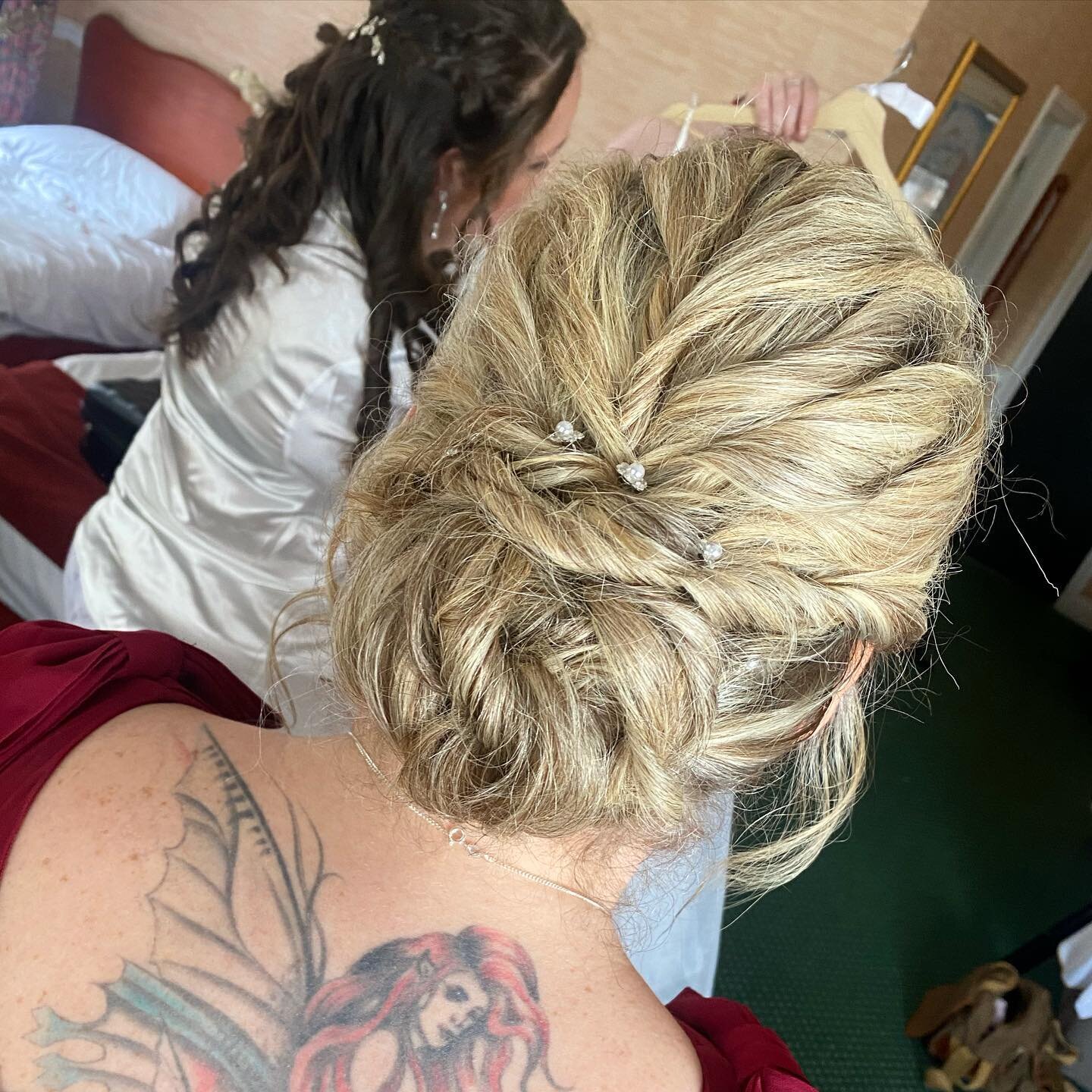 Bridesmaid hair from todays wedding at @bromleycourt_hotel for Emma&rsquo;s wedding! 
#victoriahaywood #victoriahaywoodhairandmakeup #victoriahaywoodhairandmakeupartist #victoriahaywoodmakeup #victoriahaywoodhair #wedding #love #foreverafter