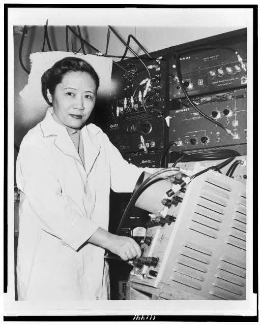 Chien-Shiung Wu at the lab (via Library of Congress).