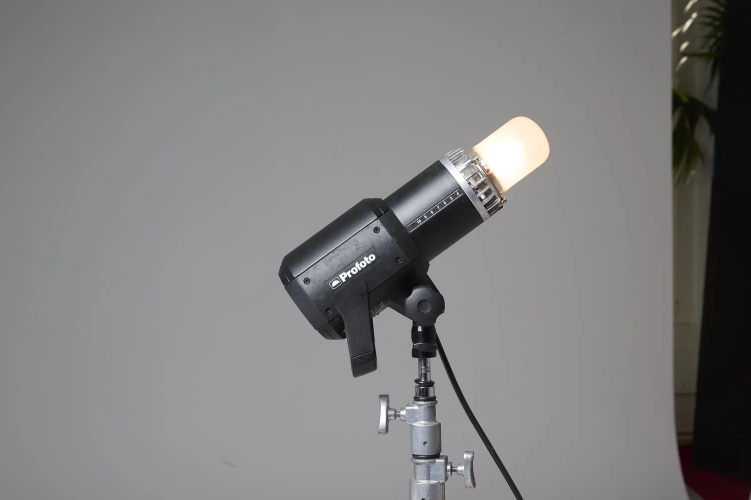 Lot 2x Profoto ProTungsten Air Lights + Magnum Reflector + Chimera Softbox