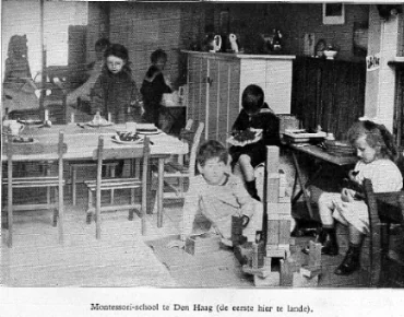 Colegio Montessori en los Países Bajos, 1915. Fotografía recogida en el libro Van Holkema & Warendorf's Uitgevers Mij , Ámsterdam, 1916. Vía Wikipedia