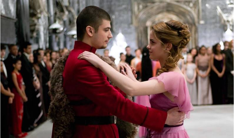 “The Yule Ball” en Harry Potter y el Cáliz del Fuego . En algunos países de habla inglesa, el Yule se usa como sinónimo de Navidad.