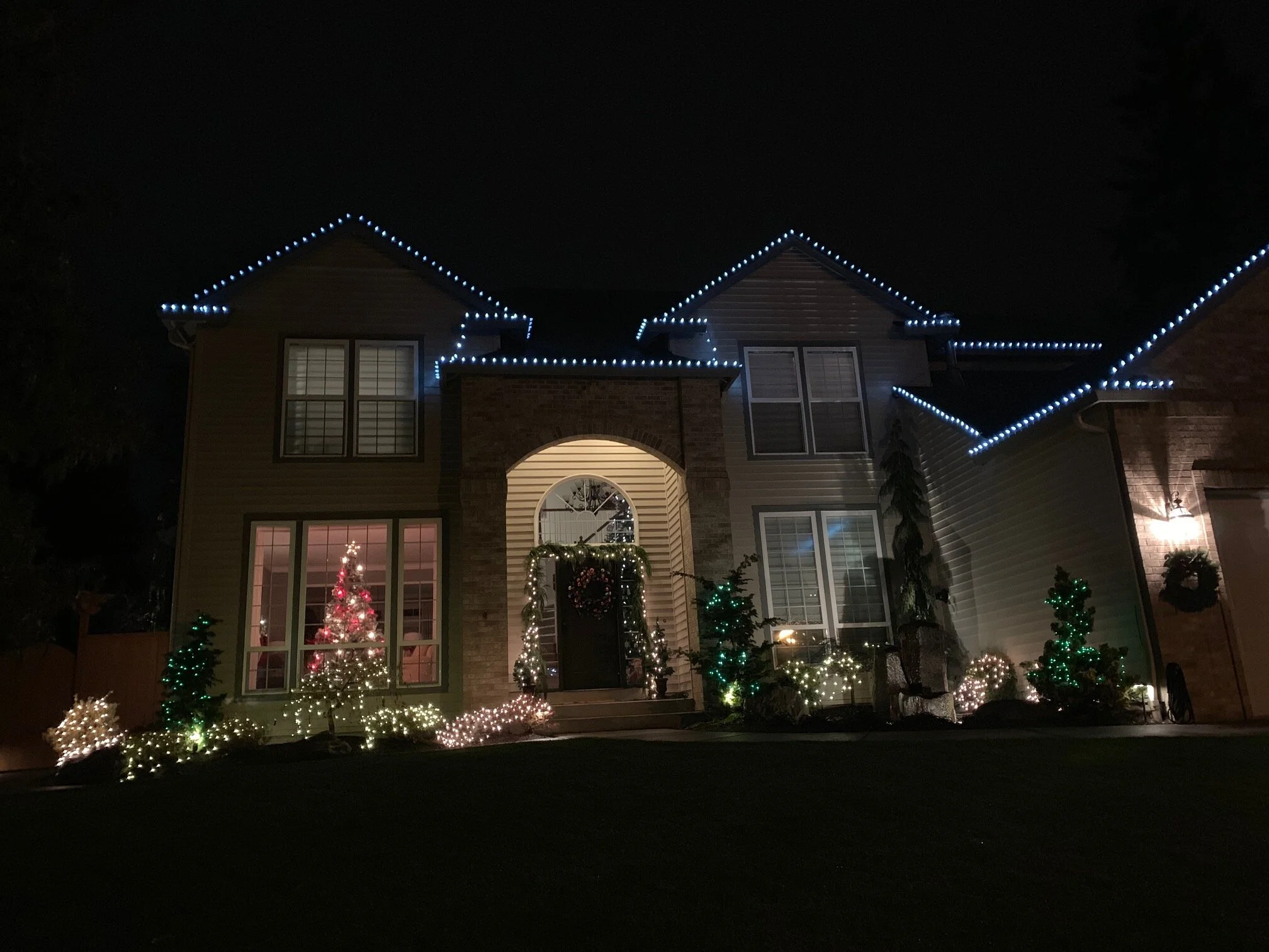  Another nice and complete display of lights. Looks sketchy up top though, that’s a long way to fall! Image Courtesy: Dan Meyers 
