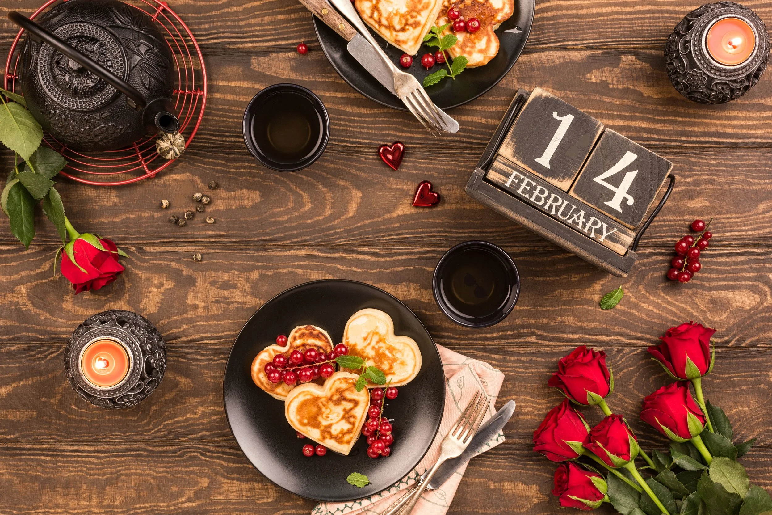  Find the six pairs of sunglasses hidden in this Valentine’s Day picture. Remember, each pair of sunglasses is a different color, most likely tilted and slightly transparent. Use the hints below if you need them! Image Courtesy: Dan Meyers 